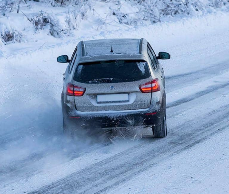 Автомобиль занесло на зимней дороге