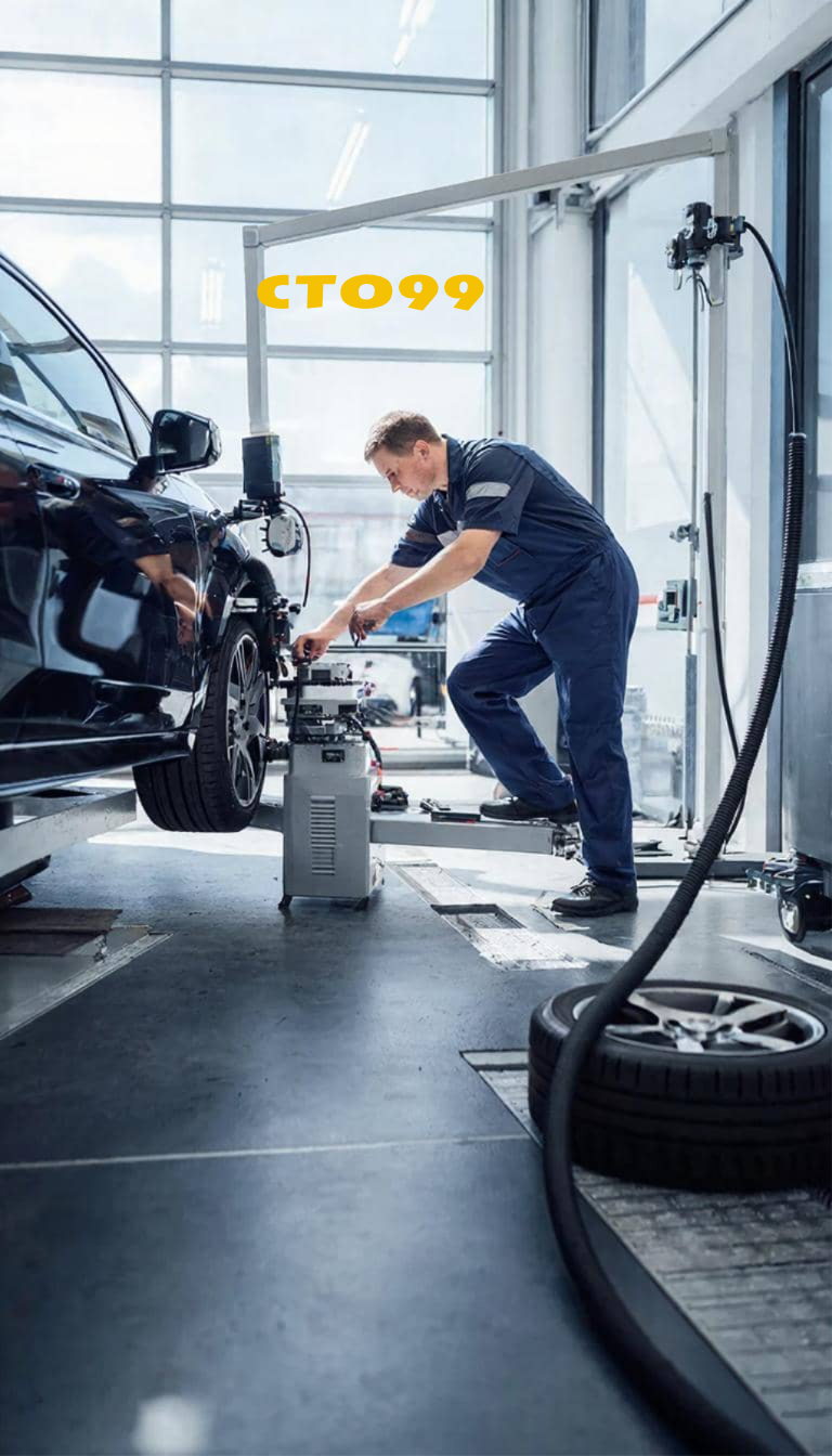 Автомеханник проверяет развал- схождение автомобиля