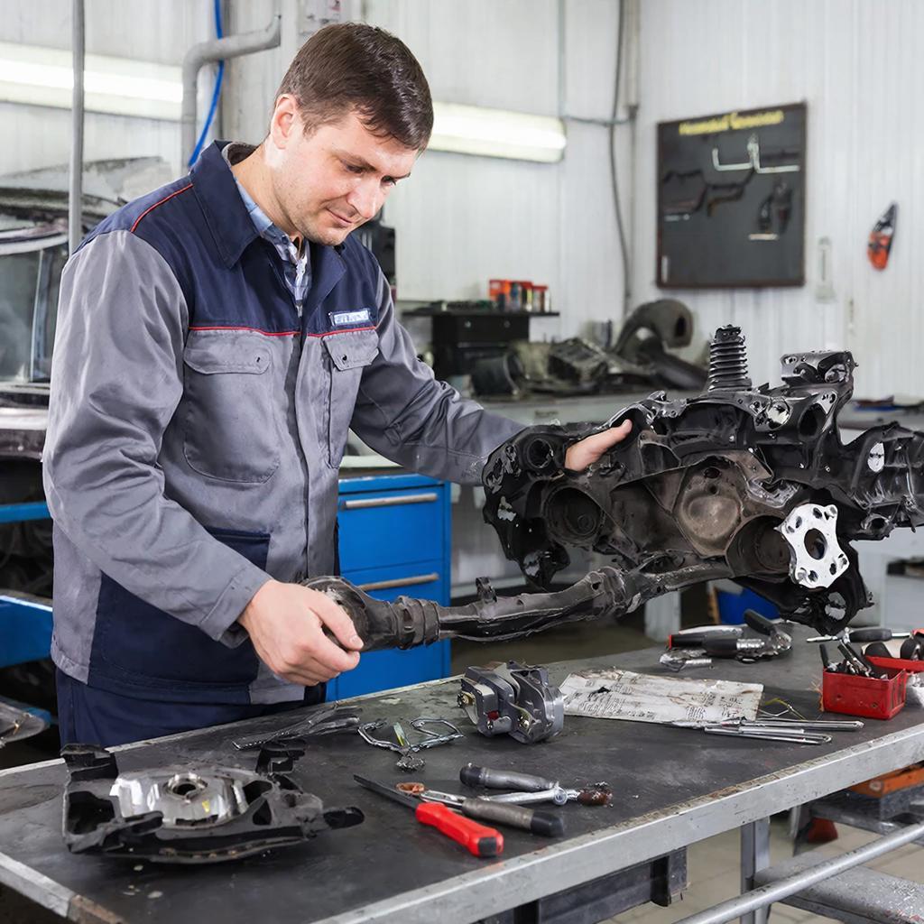 Мастер проверяет запчасти перед установкой