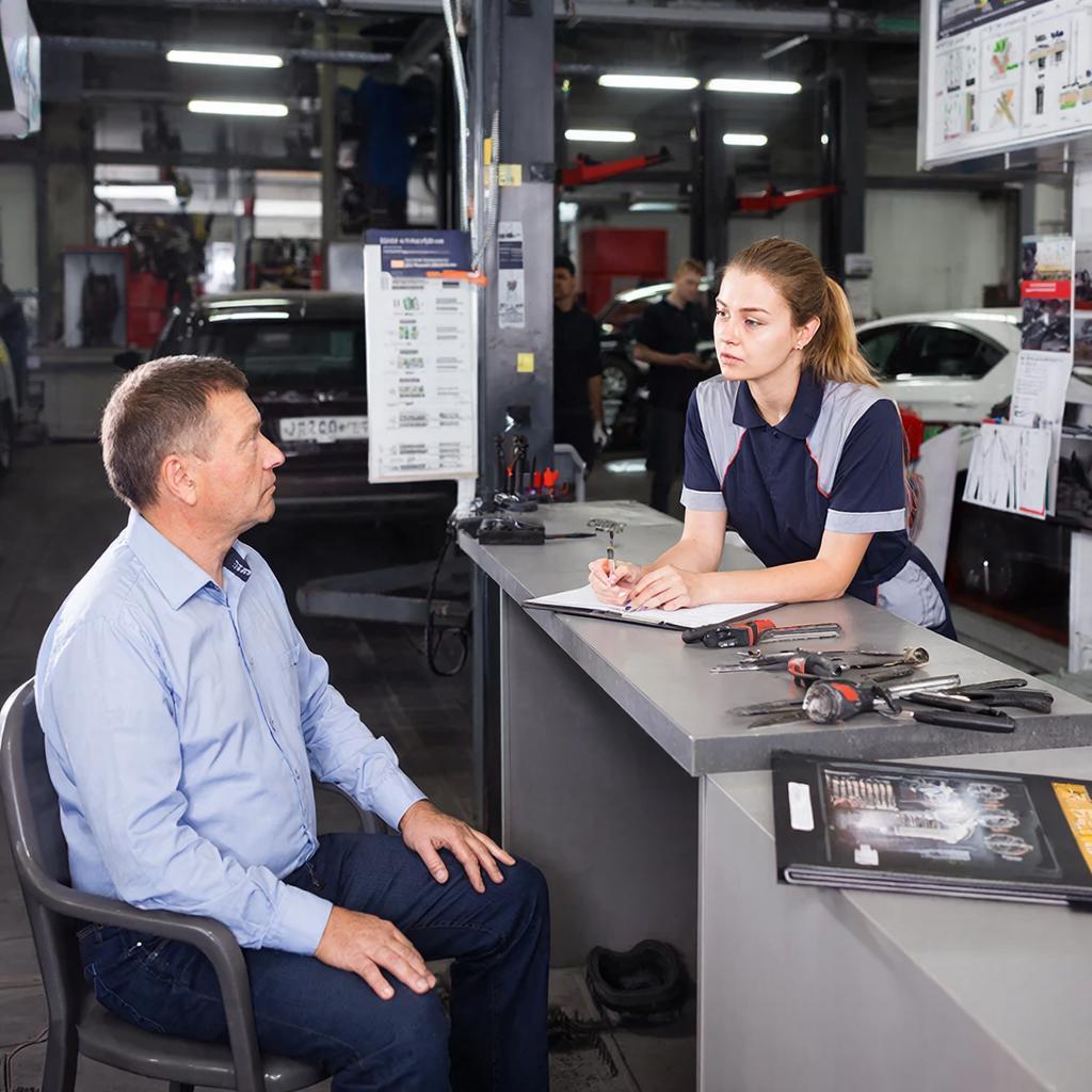 приёмщик на СТО отвечает на вопросы нового клиента