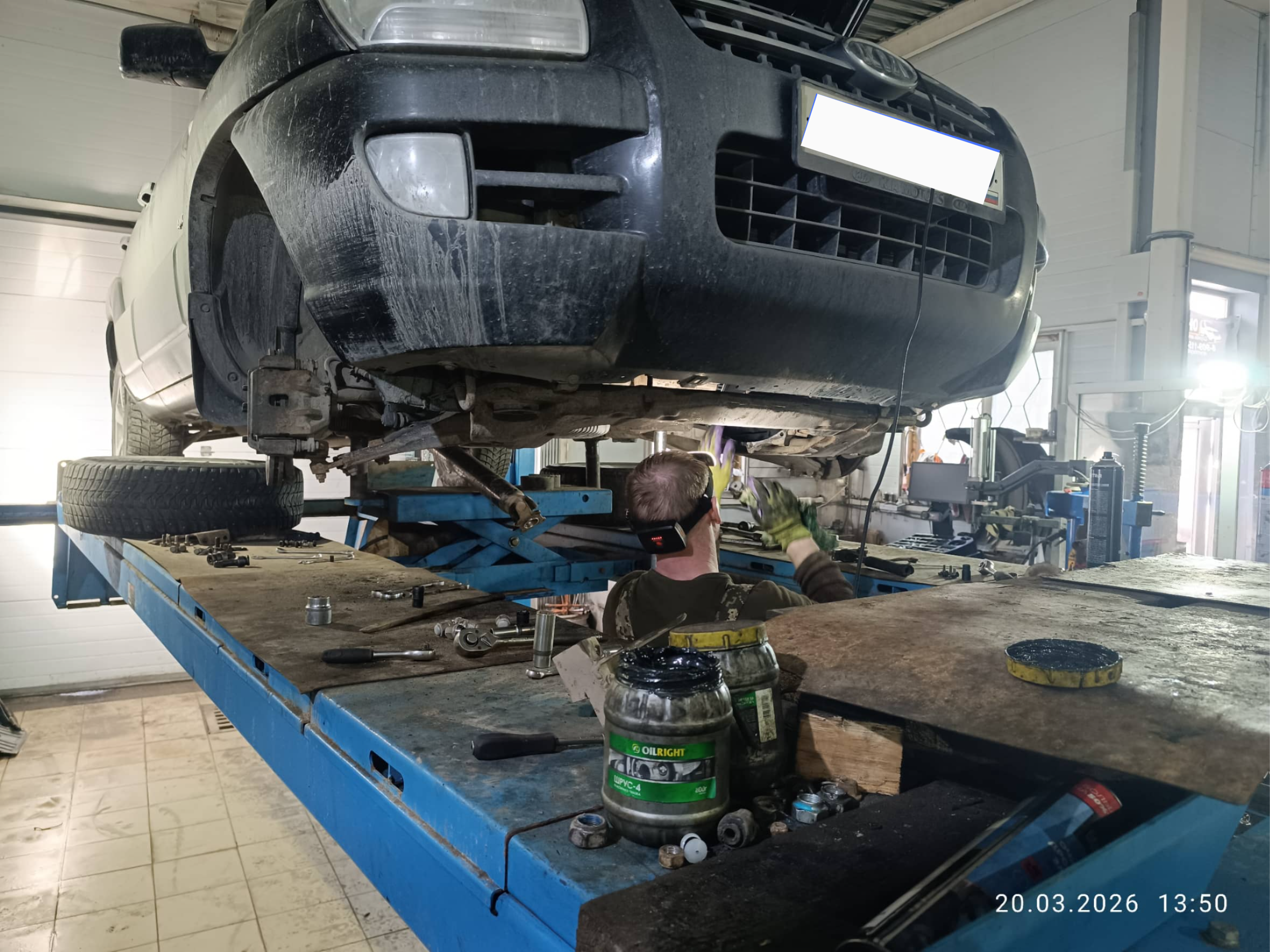 Работает автослесарь