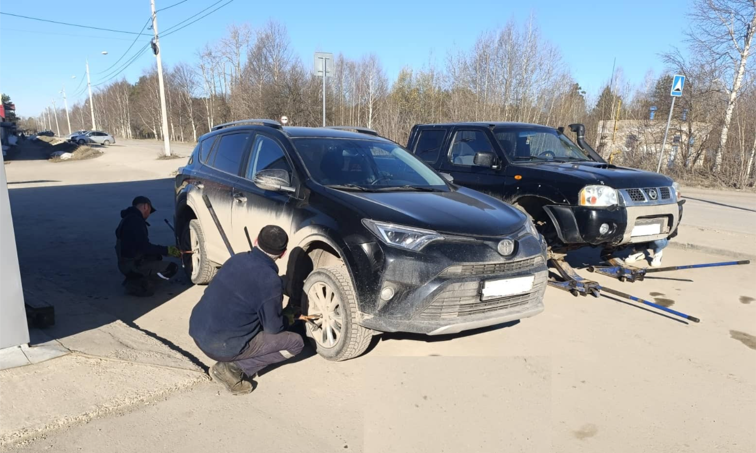 Мастера меняют колеса на автомобилях клиентов СТО99