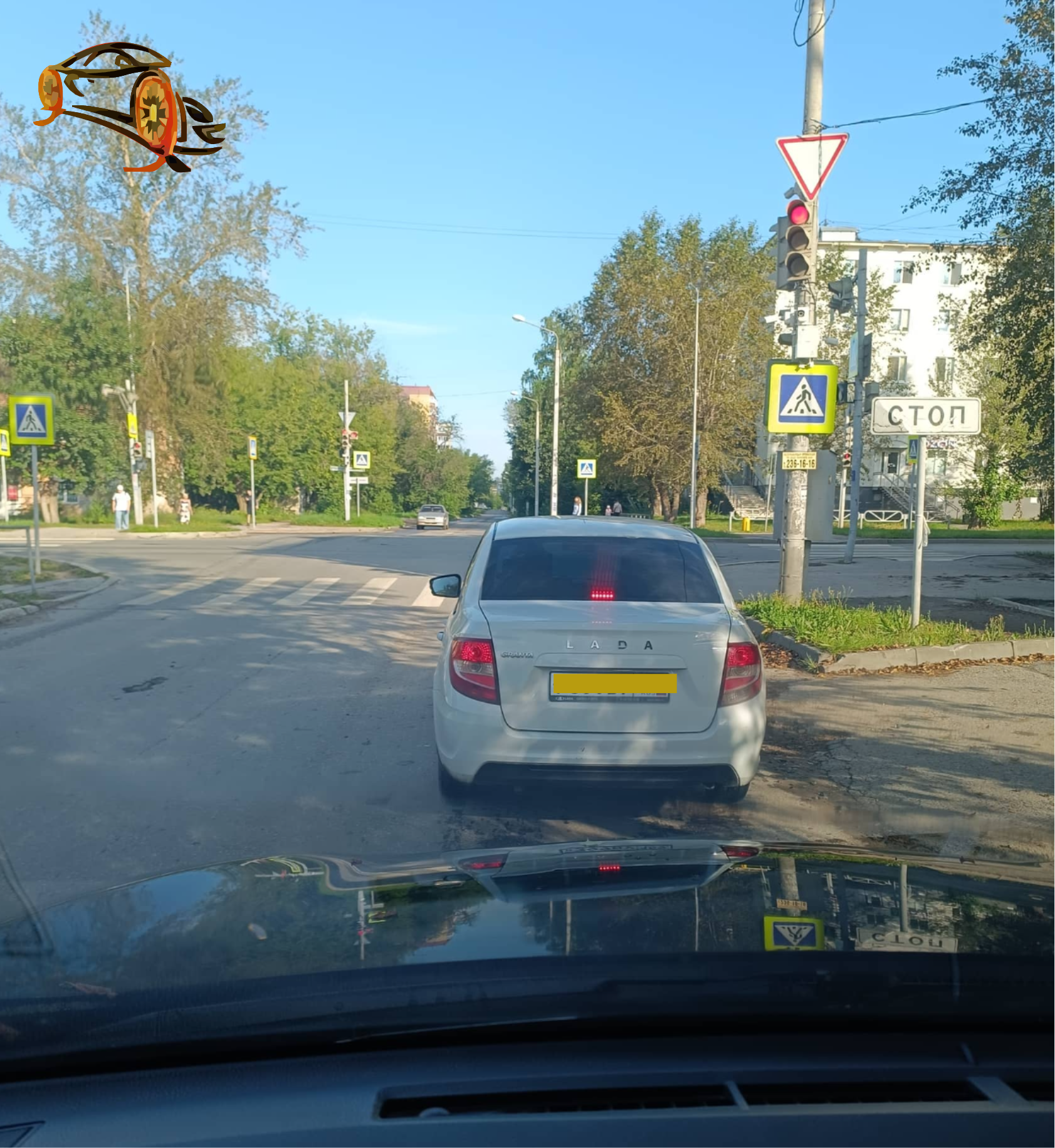 Лада Гранта на перекрёстке в Закамске