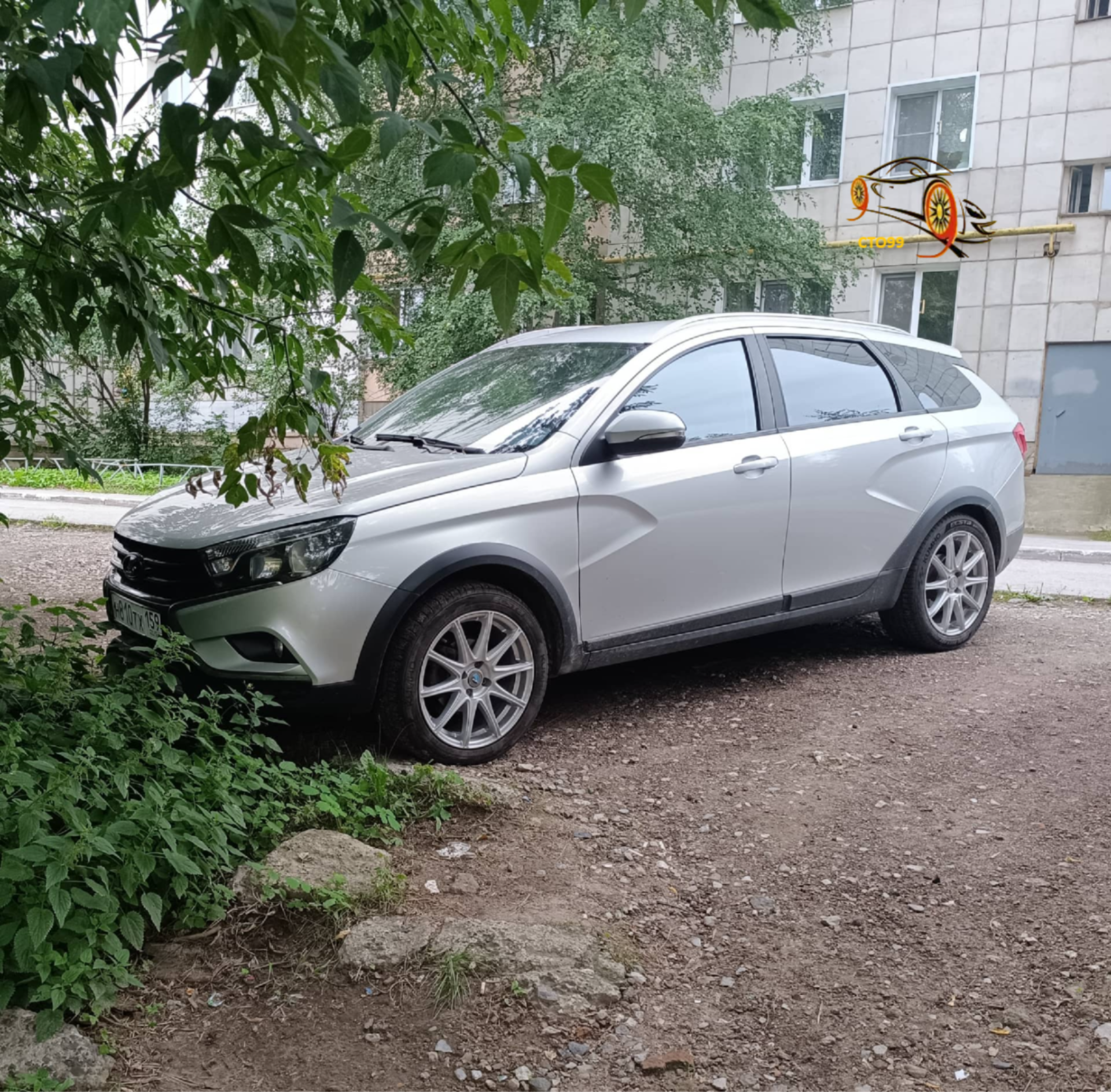 Лада Веста во дворе в Закамске