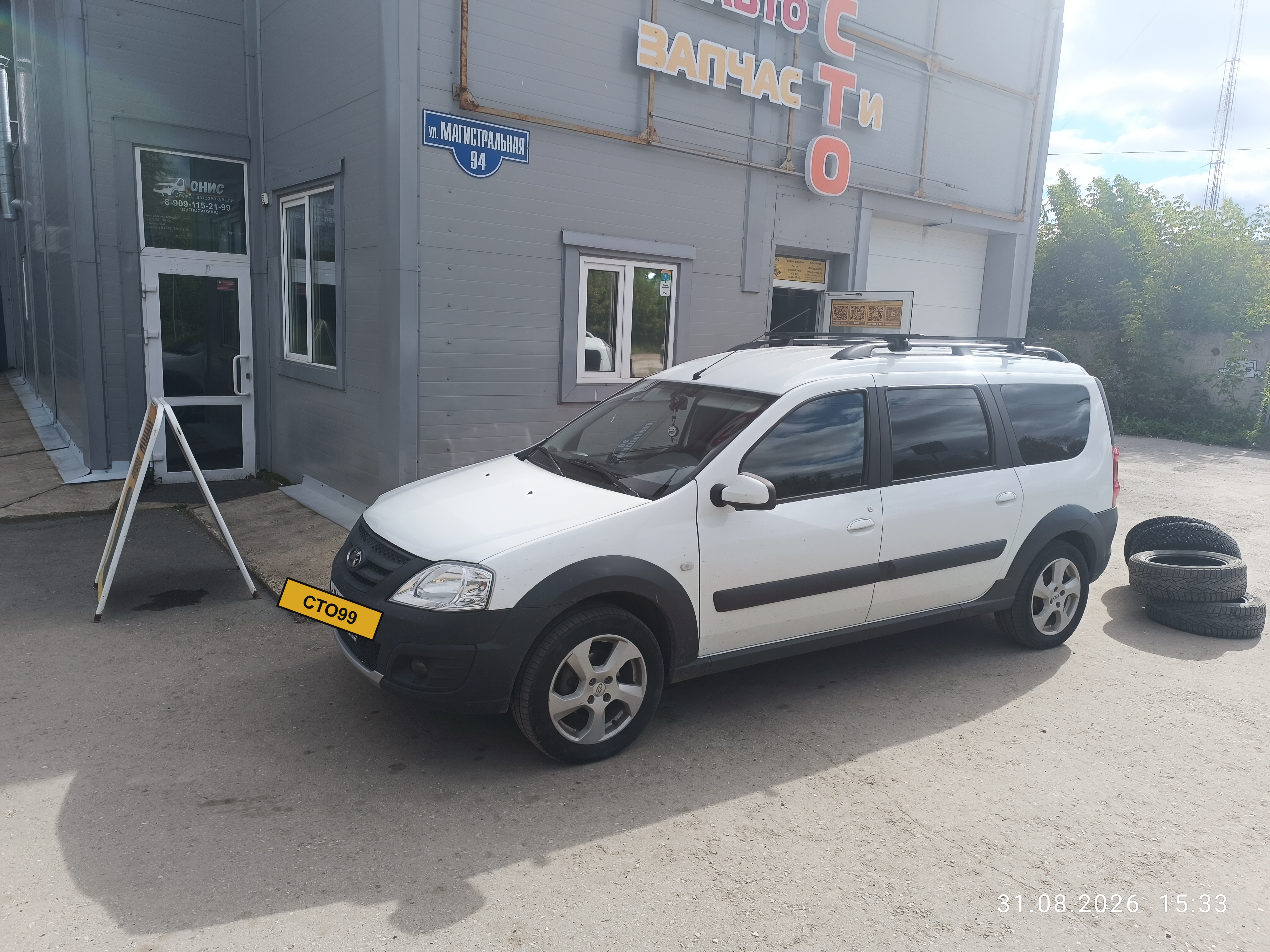 Лада Ларгус во дворе в Закамске